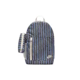 Mochila Nike Elemental con estampado de triángulos en tonos azul, negro y beige. Cuenta con un compartimento principal con cierre, un bolsillo frontal con cierre, un estuche extraíble y correas ajustables.
