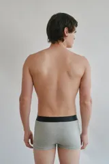 Boxer blanco con cintura elástica negra.