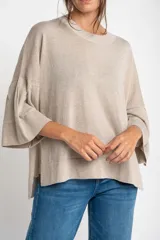 Sweater color cobre brillante, de tejido de punto con lurex, corte oversize, cuello redondo y mangas 3/4 con volados.