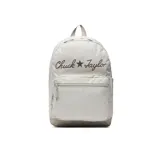 Mochila Converse color gris claro con logo "Chuck Taylor" bordado en marrón. Tiene un compartimento principal con cierre, un bolsillo frontal con cierre y un asa de mano en la parte superior.