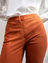 Pantalón de vestir color ladrillo, de gabardina elastizada, marca Zac & Rachel, con bolsillos delanteros y traseros.