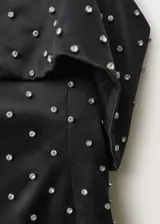 Vestido corto negro con escote strapless y detalle de strass plateados.