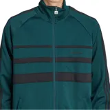 Campera deportiva Adidas First TT de poliéster reciclado color verde con rayas horizontales negras en el pecho y mangas raglán negras. Cierre frontal con cremallera, cuello alto y logo de Adidas bordado en el pecho.