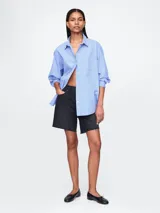 Bermuda de jean color negro con corte loose y terminaciones desflecadas.