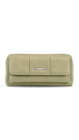 Billetera larga color mostaza de símil cuero, con solapa, broche a presión y cierre. Tiene compartimento frontal con tarjeteros, visor y bolsillos, compartimento posterior con monedero con cierre, tarjeteros y bolsillos, y bolsillo trasero con cierre.