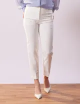 Pantalón de vestir color beige, marca Zac & Rachel, de corte recto y largo al tobillo.