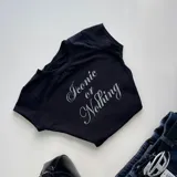 Remera negra de corte clásico con estampado plateado con la frase "Iconic or Nothing".