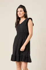 Vestido corto color salmón, con escote en V, mangas cortas con volados, cintura elastizada y falda con volados en el ruedo.