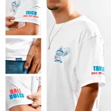 Remera blanca de algodón con estampado de un personaje con piluso en el pecho y estampados en ambas mangas.