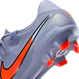 Championes de fútbol Nike Tiempo Legend 10 Academy, color rosa degradado a blanco, con swoosh negro texturizado. Presentan tacos moldeados en la suela y una lengüeta de ajuste con logo Nike.