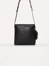 Cartera tipo tote confeccionada en cuero vacuno color negro, con cierre superior y forro interior de jacquard. Incluye bolsillo interno, correa larga regulable y desmontable, correa corta para usar al hombro y bolsillo desmontable con cierre.