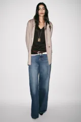 Blazer cruzado de mujer color marrón oscuro, con cuello solapa, manga larga y bolsillos delanteros con solapa.