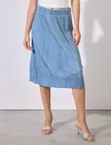 Falda midi de satén plisado, de corte elegante y con pretina ancha elastizada.