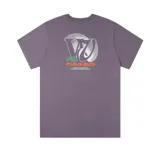 Remera lila de manga corta con estampado pequeño en el pecho.