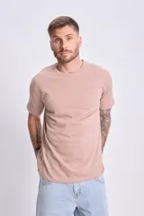 Remera manga corta color taupe con bordado abstracto en el pecho.