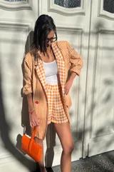 Short de lino a cuadros color naranja y blanco, estilo sastrero con calce holgado.