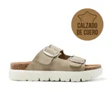 Sandalias de cuero color beige con plataforma blanca y hebillas metálicas plateadas.