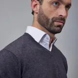 Sweater de punto color marrón claro, con cuello en V y mangas largas.