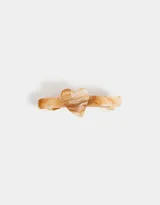 Hebilla francesa para el pelo con forma rectangular y aplique de corazón, ambos con diseño marmolado en tonos beige y marrón.