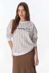 Buzo de poliéster a rayas verticales verdes y blancas en la parte superior y beige y blancas en la parte inferior, con cuello, puños y ruedo blancos. Estampado frontal con la frase "The Flowers Club" y la palabra "Petra".