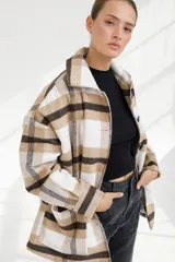 Campera tipo sobrecamisa larga a cuadros color beige, blanco y marrón.