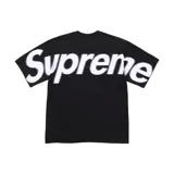 Camiseta negra Supreme con logo "Supreme" en letras blancas con borde negro en la espalda.
