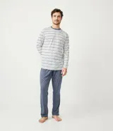 Pijama masculino de dos piezas, compuesto por una remera de manga larga y cuello redondo, y un pantalón largo. La remera es blanca con rayas horizontales en tonos gris, azul marino y verde claro. El pantalón es de color azul jaspeado.