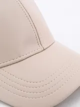 Gorra de béisbol negra de cuero sintético con visera curva y botón superior.