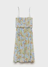Vestido midi de gasa con estampado floral en tonos celeste, verde y naranja. Tiene tirantes finos ajustables, escote recto, cintura elastizada y forro interior.