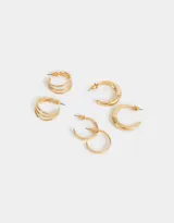 Set de tres pares de aros: un par de argollas gruesas doradas, un par de argollas triples plateadas y un par de argollas planas doradas.