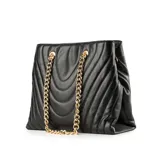 Cartera grande negra de cuero sintético con diseño acolchado en formato rectangular. Tiene acceso con cierre, correa regulable, herrajes dorados y doble compartimento interno con bolsillos. Se puede usar como bandolera.