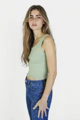Musculosa corta de algodón color rosa claro, con cuello redondo y sisas anchas.
