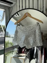 Short de fiesta plateado con lentejuelas.