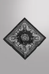Pañuelo bandana cuadrado de algodón color negro con estampado paisley en blanco.