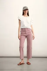 Pantalón jean de corte recto, color rojo con finas rayas verticales blancas.