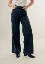 Pantalón de jean negro de corte wide leg y tiro alto.