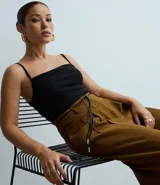 Body de tul color negro con breteles finos ajustables, escote redondeado y detalle de fruncidos laterales. Marca Blue Steel.