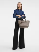 Bolso tote Longchamp modelo Mailbox, tamaño L, color gris topo, confeccionado en cuero granulado.