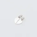 Dije de plata 925 con forma de corazón partido en dos mitades, cada una con un aro para colgar.