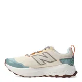 Championes New Balance Trail Running Garoe color nude y verde con suela marrón.