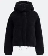 Campera puffer de sherpa color negro, con capucha, cierre frontal y regulador elástico en la cintura.