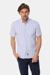 Camisa de manga corta con estampado a cuadros en tonos celeste, blanco y naranja.