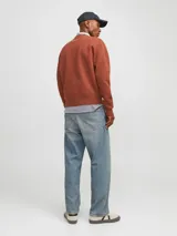 Sweater marrón de punto con cuello redondo y mangas largas.