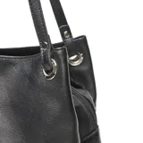 Cartera tipo shopper grande de cuero color negro, con doble asa de hombro y logo metálico en el frente.
