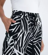 Pantalón pijama fluido de viscosa con estampa geométrica en blanco y negro. Tiene cintura media con ajuste de cordón con puntera metálica, bolsillos y prega frontal.