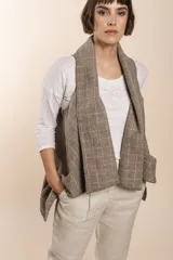 Chaleco marrón con diseño a cuadros, solapas anchas y bolsillos laterales.