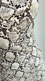 Vestido corto con estampado de piel de serpiente, corte ajustado y breteles finos.