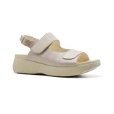 Sandalias de cuero color champagne con plataforma beige, ajuste con hebilla y velcro.