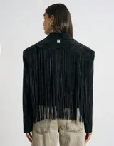 Chaqueta negra de gamuza con flecos largos en la espalda y mangas.