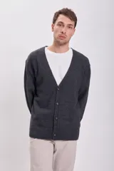 Cardigan de punto gris oscuro con cuello en V y cierre abotonado.